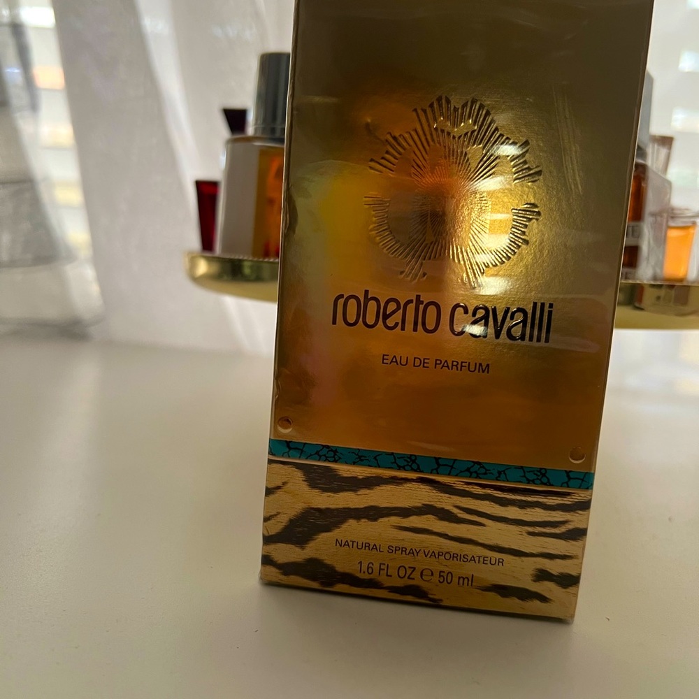 This perfume it’s perfect for those cold days it make you feel warm and cozy